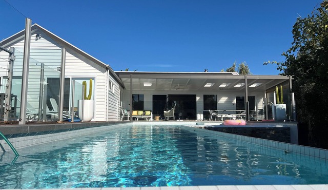 Poolside entertainer for families and their pets. Easy walk to beach & town.