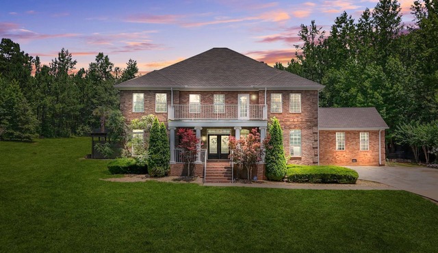 Poolside estate in charming Chattahoochee Hills, with WiFi, AC