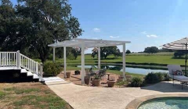 Poolside Escape 10 Min to Round Top+Hot Tub+Views