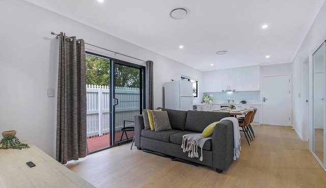 Poolside Family Cottage near Shopping Towns