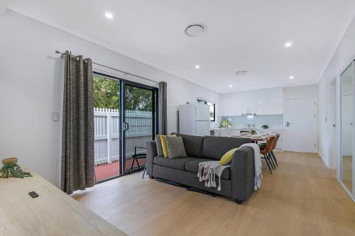 Poolside Family Cottage near Shopping Towns