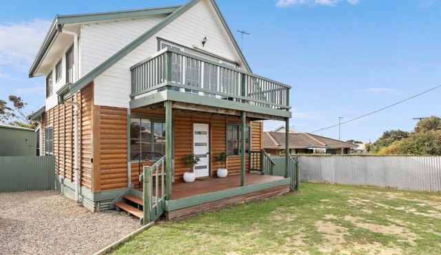 Poolside Family Retreat + Pet Friendly