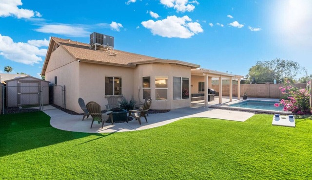 Poolside Family Stay Near Cardinals & Dodgers