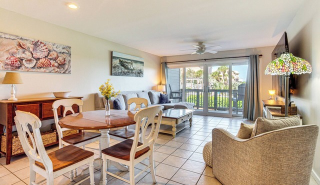 Poolside Fun & Ocean Strolls: Harbor Island Haven!