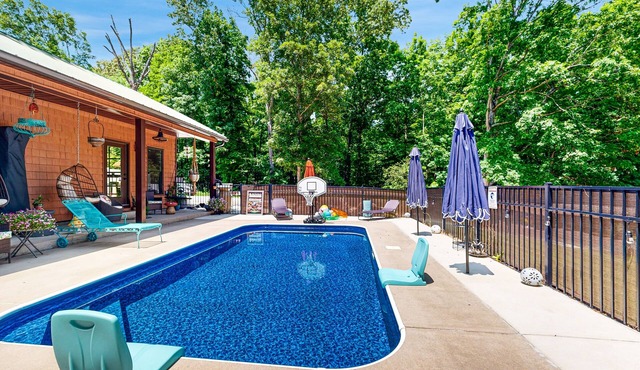 Poolside guest house with ping pong & washer/dryer near Tennessee River