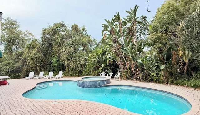 Poolside Guest Suite in Mansion with Private Entrance & En-Suite Bathroom.