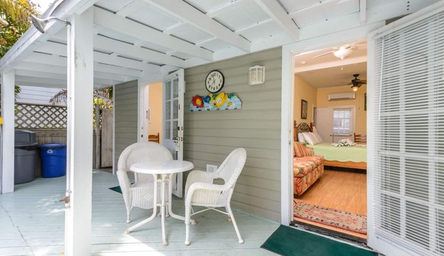 Poolside King Room Steps from Duval!