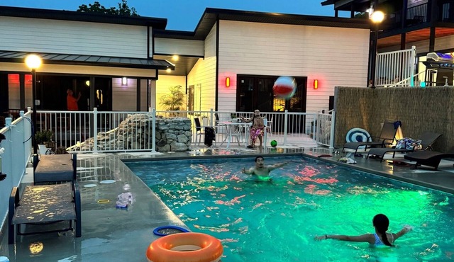 Poolside King Villa 3-Min to SDC, Heated Pool/HTub