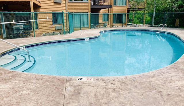 Poolside Lodge One Bedroom Suite