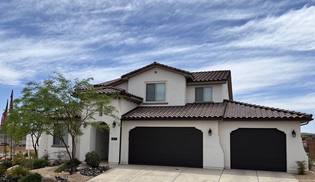 Poolside Luxury Home - 5BR 4BA