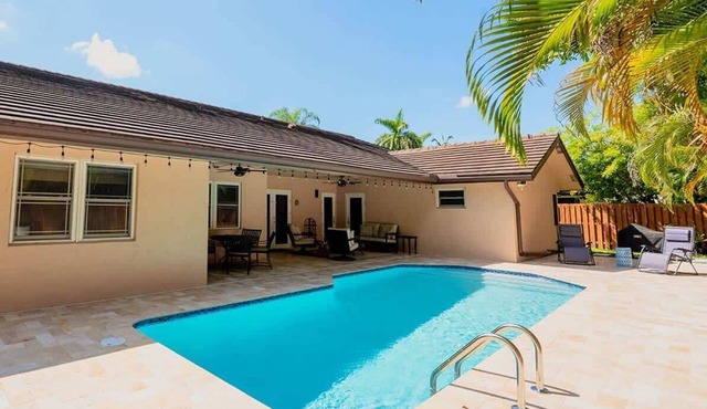 ‼️Poolside Miami Paradise w/BBQ + Outdoor Lounge