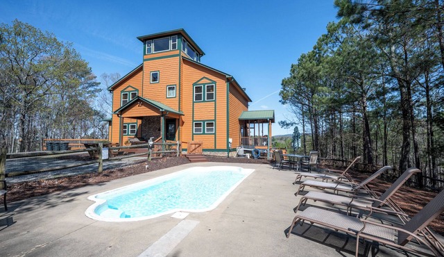 Poolside Mountain Retreat- Family-sized, pet-friendly, pool, hot tub, private
