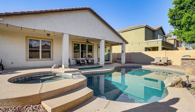 Poolside Oasis: Group-Friendly Getaway in Phoenix!