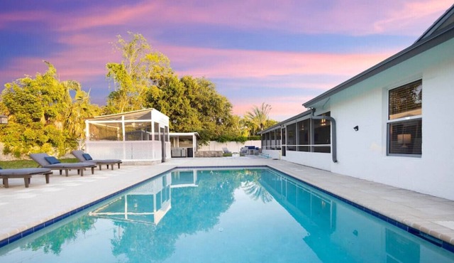 Poolside Oasis in the heart of Royal Palm Beach