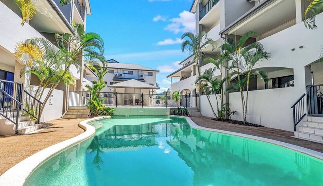 Poolside on Martyn Relax in Resort style Comfort