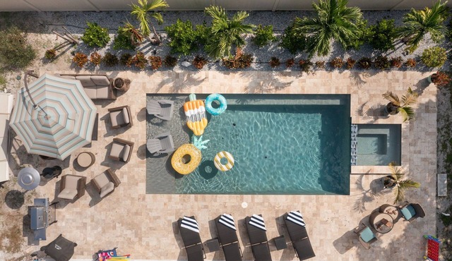 Poolside Palm Hideaway - Heated Pool, Hot tub, Games & FUN!