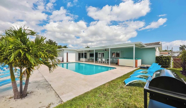 Poolside Palm retreat with Jacuzzi