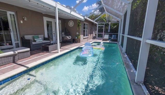 Poolside Palms Getaway- Near Tampa Brandon Valrico