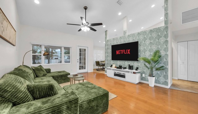 Poolside Paradise - 3 BR with Game Room & Pool Table!