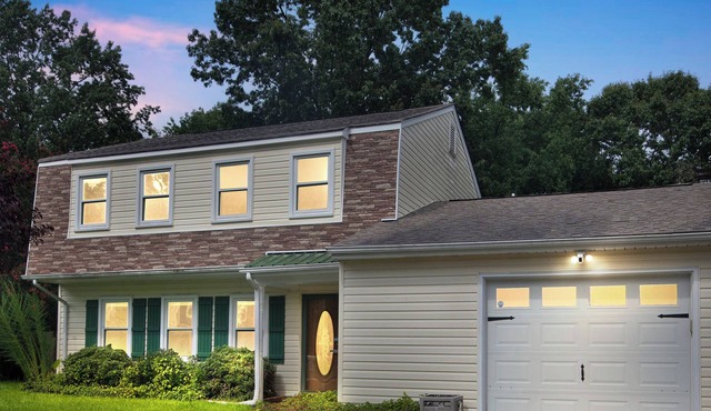 Poolside Paradise 4-bedroom in Hampton w/WiFi, fireplace; 7 mi to Langley AFB
