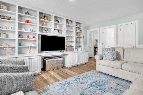 Poolside Paradise by Oak Island Accommodations