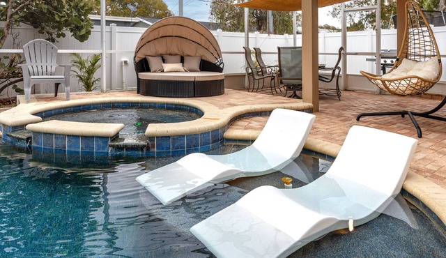 Poolside Paradise close to Clearwater 5br 2bath sleeps 12 with heated pool
