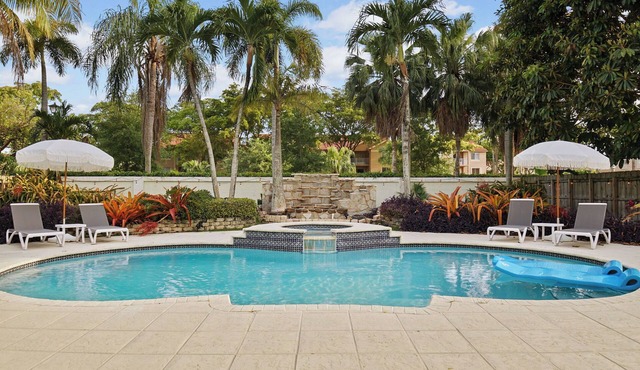 Poolside Paradise: Cozy Miami Getaway