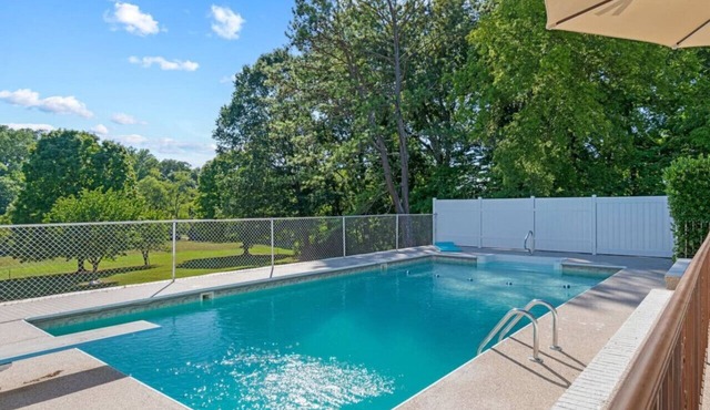 Poolside Paradise-Kayaks/SUPs, Private Pool, Billiards, Foosball