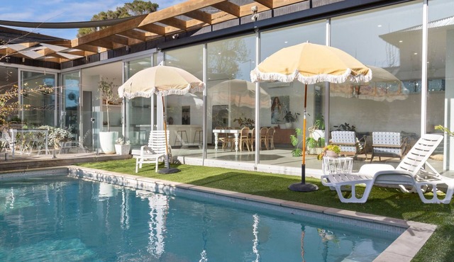 POOLSIDE PARADISE - MOUNT ELIZA