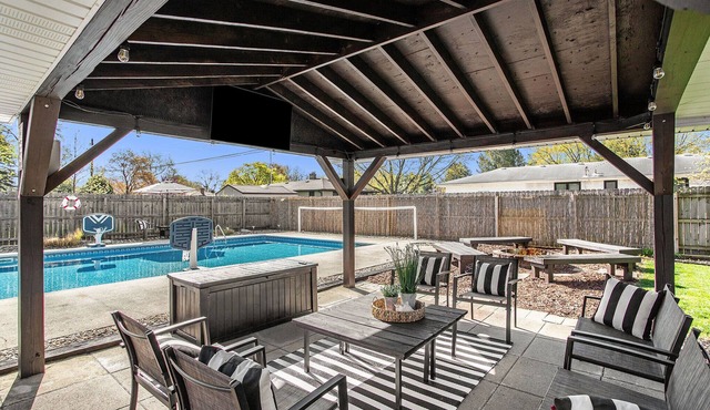 Poolside Playhouse: Hot Tub, Firepit & Games