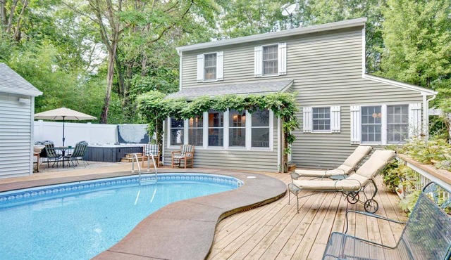 Poolside: Private Swimming Pool and Hot Tub, Close to Beach and Town