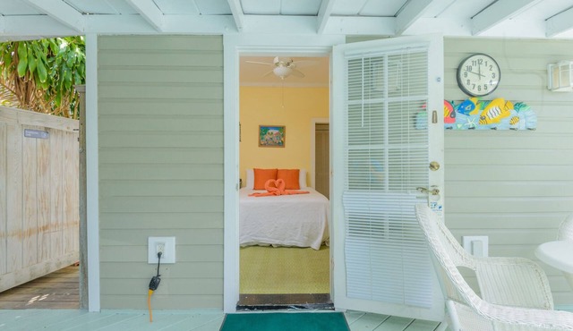 Poolside Queen Room Steps from Duval!