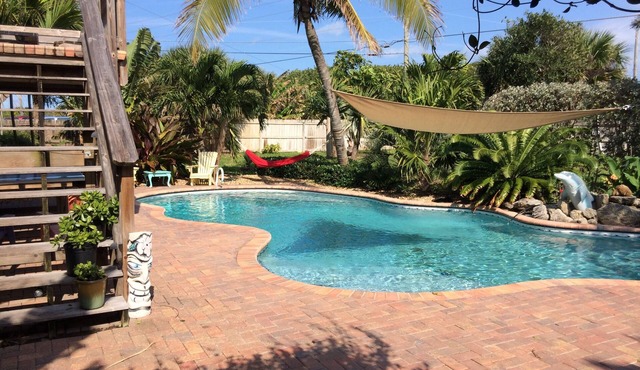 Poolside Retreat 100 steps to the OCEAN Pet Friendly NO SMOKING
