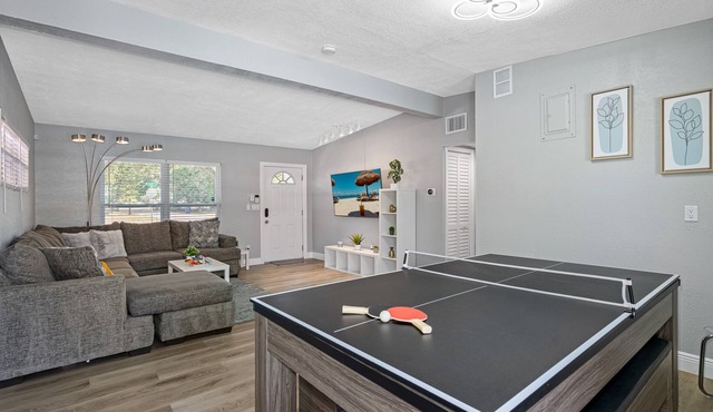 Poolside Retreat | 3 Bed | Sleeps 10 | Heated Pool | North Tampa
