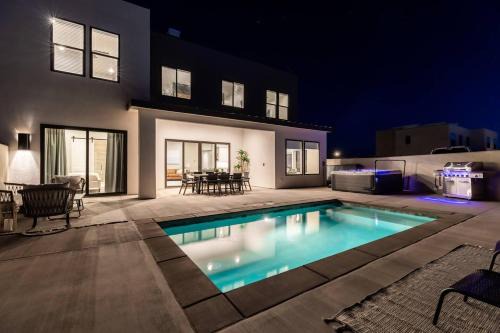 Poolside Retreat for 20 Spa Rooftop Fire