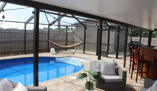 Poolside Retreat! Private pool & hot tub! Only 5 min to Beach!