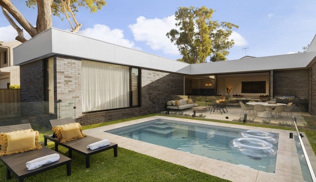 Poolside Retreat, TOP NOTCH