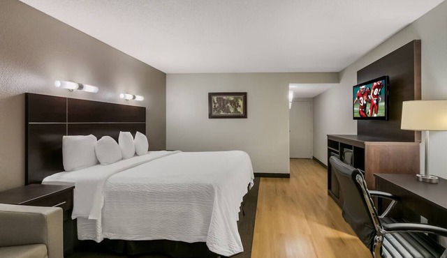 Poolside Room Ideal for Romantic Couple Retreat | Free Breakfast