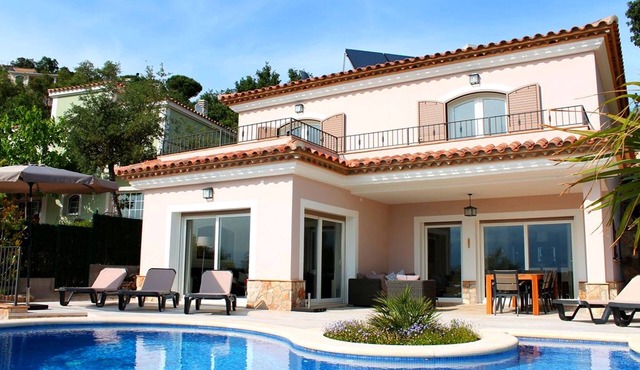 Poolside Villa near the Coast