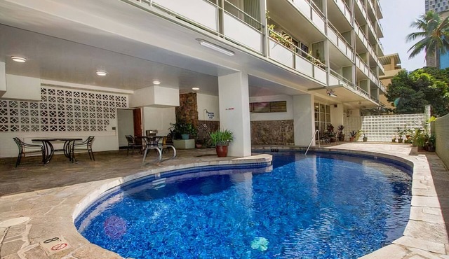 Poolside Waikiki Retreat w/AC, surfboard storage, walking distance to beach!