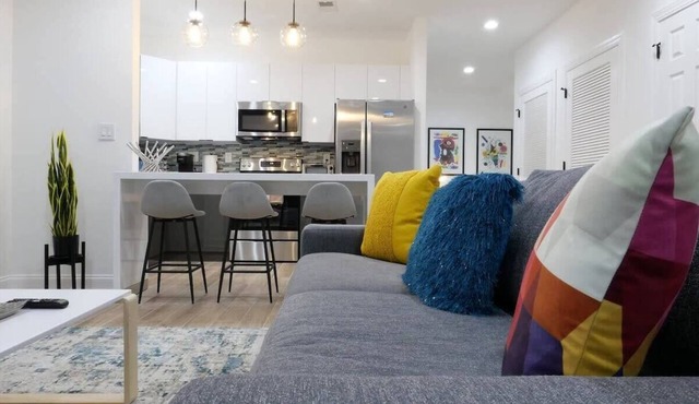 Pop Art Chic! Stunning Shaw - U Street Apartment