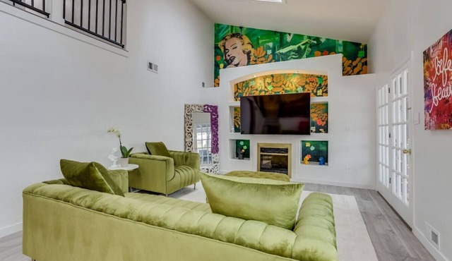 Pop Art Oasis | Karaoke, Mini Golf, Hot Tub & Pool