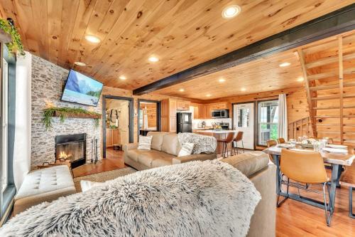 Pop & Granny's cabin with a fire pit hot tub & indoor pool