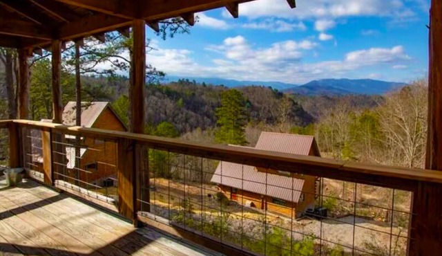 Pop's Perch (2-Bedroom Cabin) - Pets Allowed by RedAwning