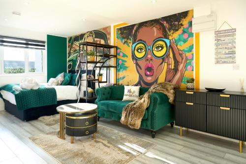 PopArt Studio CITY CENTRE SAUNA BALCONY, PRIVATE PARKING, WIFI NETFLIX- HAVEN4u