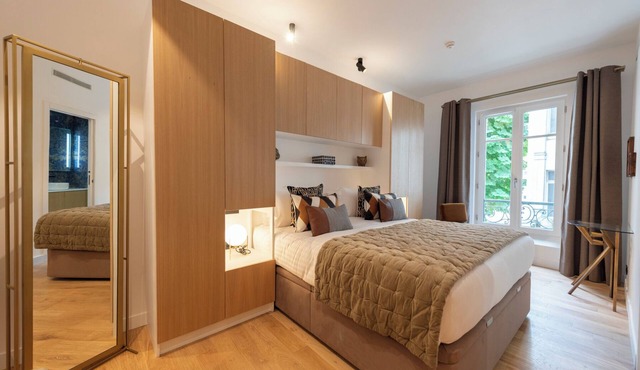 Pope, 4 stars, Luxury at 1 minute walk from the Champs-Elysées