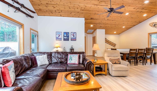 POPL33 - Family-Friendly Sunriver Stay | Hot Tub, AC, Near Fort Rock