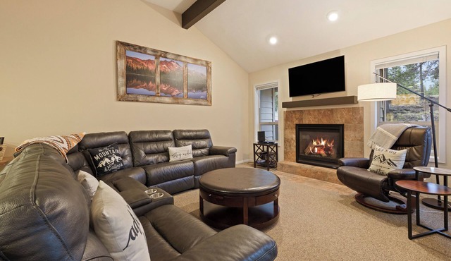 Poplar 32 - Rec Passes for SHARC, Updated home, Centrally located, Private Hot Tub