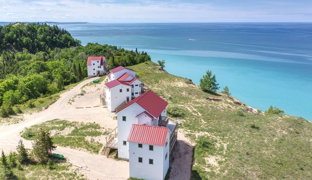 Poplar at Lake Bluff Preserve-Spectacular Lake Michigan Views-Sleeps 8