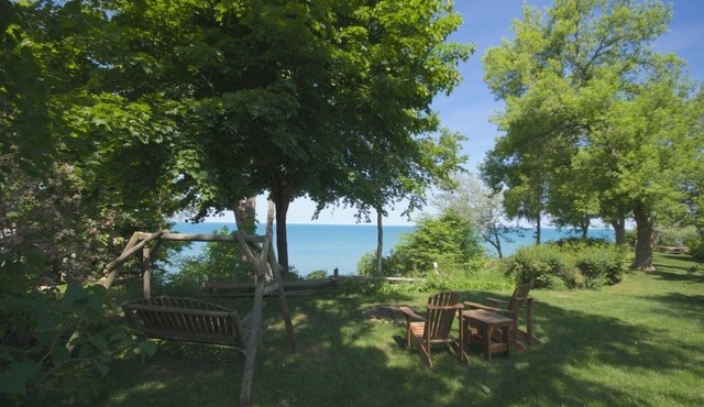 Poplar Beach Lakefront Cottage!